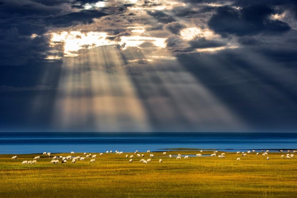 這是2022年9月21日在海北藏族自治州海晏縣拍攝的青海湖一角。（通聯(lián)照片 焦生福 攝）