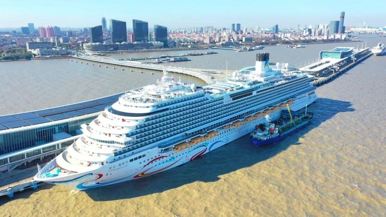 △2024年1月1日，國產(chǎn)首艘大型郵輪“愛達·魔都號”從上海吳淞口國際郵輪港開啟商業(yè)首航。