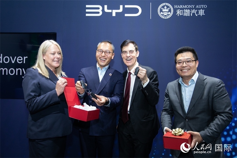 兩位英國消費者獲得新車鑰匙。人民網(wǎng)記者 許立群攝影