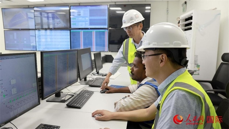 工作人員進(jìn)行倒送電準(zhǔn)備。人民網(wǎng)記者 管克江攝