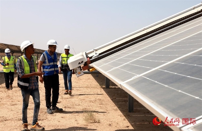 工作人員在測(cè)試自動(dòng)清掃機(jī)器人。人民網(wǎng)記者管克江攝