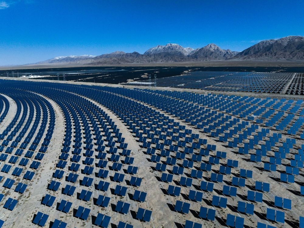 這是2024年4月23日在青海省海西蒙古族藏族自治州德令哈市光伏（光熱）產(chǎn)業(yè)園拍攝的光熱電站（無人機(jī)照片）。新華社記者 張龍 攝