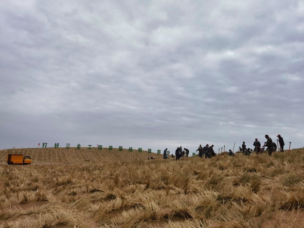 △2023年9月23日，河西走廊—塔克拉瑪干沙漠邊緣阻擊戰(zhàn)在甘肅武威市民勤縣正式啟動(dòng)。