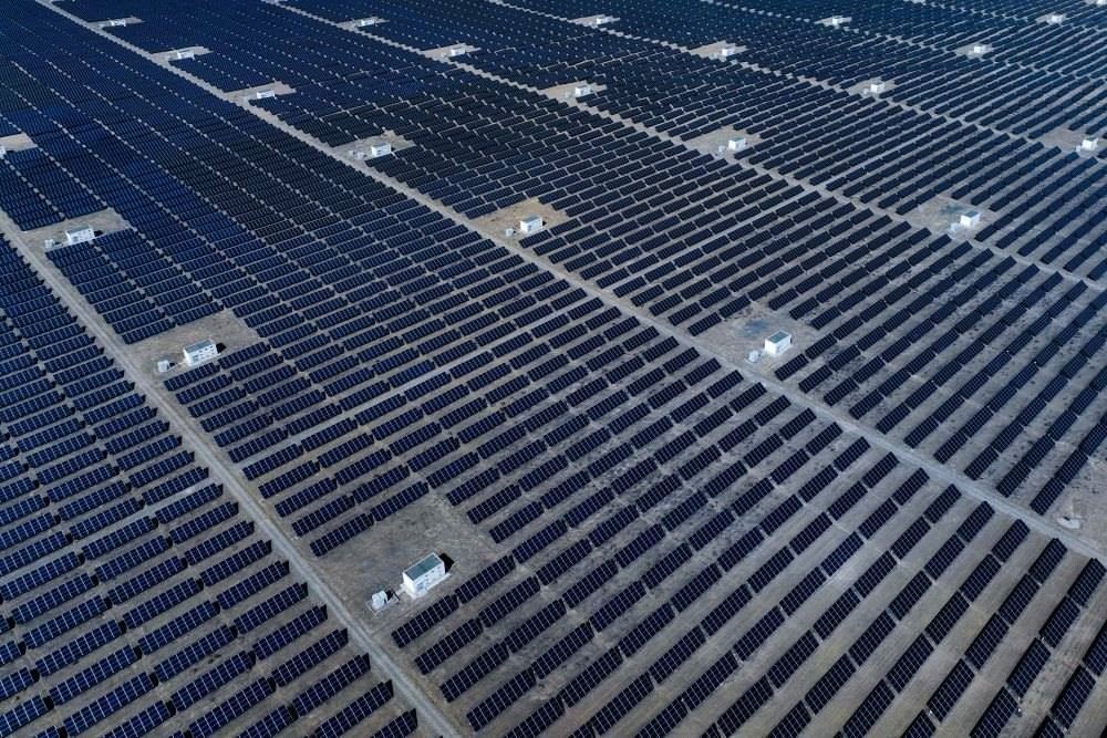 這是2024年4月15日在青海省海南藏族自治州共和縣塔拉灘綠色產(chǎn)業(yè)發(fā)展園區(qū)拍攝的光伏電站。新華社記者 張龍 攝