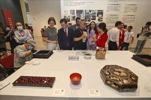 2023年5月28日，北京，推光漆器匠人為駐華使節(jié)展示技藝。