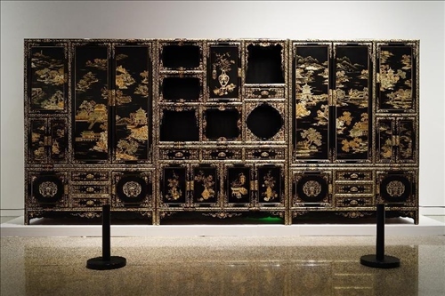 2023年7月9日，北京，中國(guó)工藝美術(shù)館·中國(guó)非物質(zhì)文化遺產(chǎn)館，“山西特色專業(yè)鎮(zhèn)·平遙非遺雙寶中華行”展覽展出的推光漆器作品。