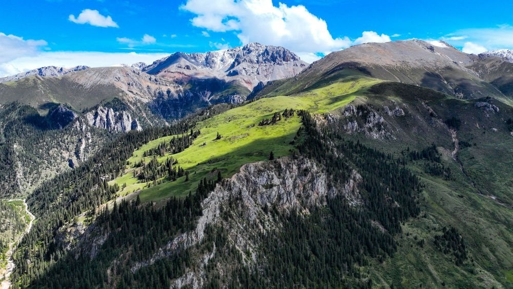 這是2023年6月18日在青海省玉樹藏族自治州囊謙縣拍攝的風(fēng)光（無人機(jī)照片）。新華社記者 張龍 攝