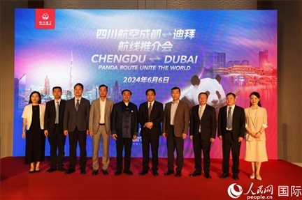 與會(huì)嘉賓合影留念。人民網(wǎng)記者張志文攝