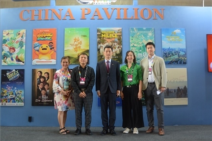 相關(guān)公司代表與中國(guó)駐里約熱內(nèi)盧總領(lǐng)館商務(wù)參贊敬艷輝在中國(guó)聯(lián)合展臺(tái)前合影。中廣國(guó)際公司供圖