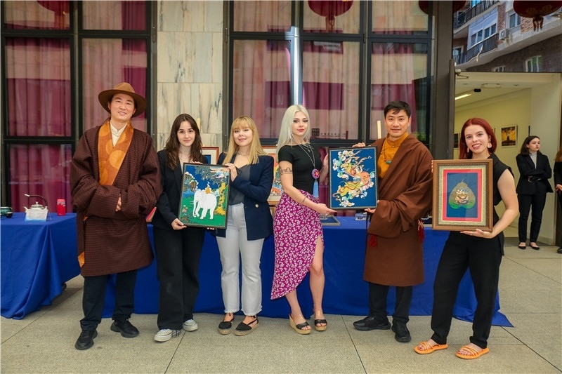 西班牙嘉賓參觀青海傳統(tǒng)手工技藝展示。主辦方供圖