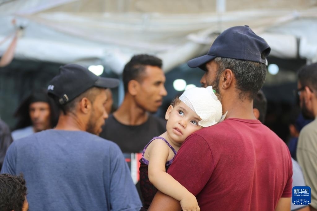 這是6月8日在加沙地帶中部努賽賴特難民營拍攝的傷員。新華社發(fā)（馬爾萬·達(dá)烏德攝）