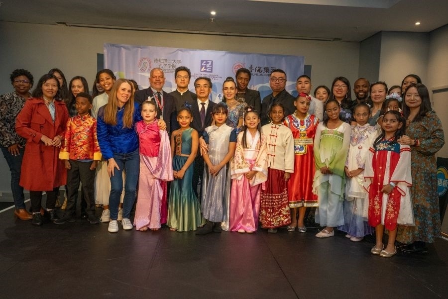 中南嘉賓與選手們合影。