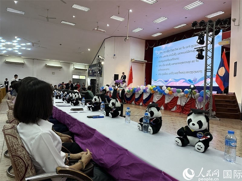 圖片：中老嘉賓在第二十三屆漢語(yǔ)橋世界大學(xué)生中文比賽老撾賽區(qū)決賽上致辭。孫廣勇攝