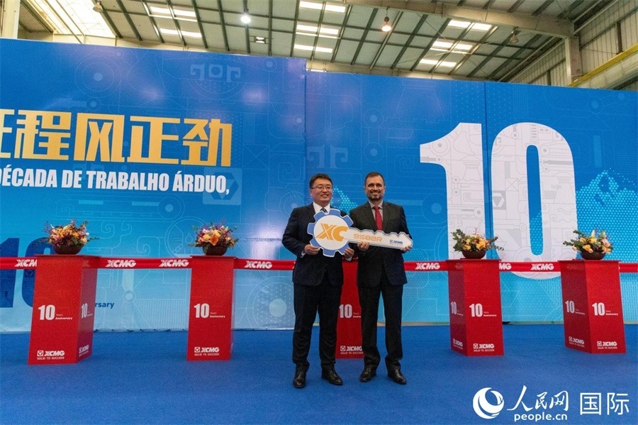 儀式上，徐工巴西制造總經(jīng)理李寒光將第23456臺產(chǎn)品鑰匙交付給客戶巴西Simak公司首席執(zhí)行官安德森·阿布魯手中。 人民日報社拉美中心分社 威廉·科埃略·維亞納攝