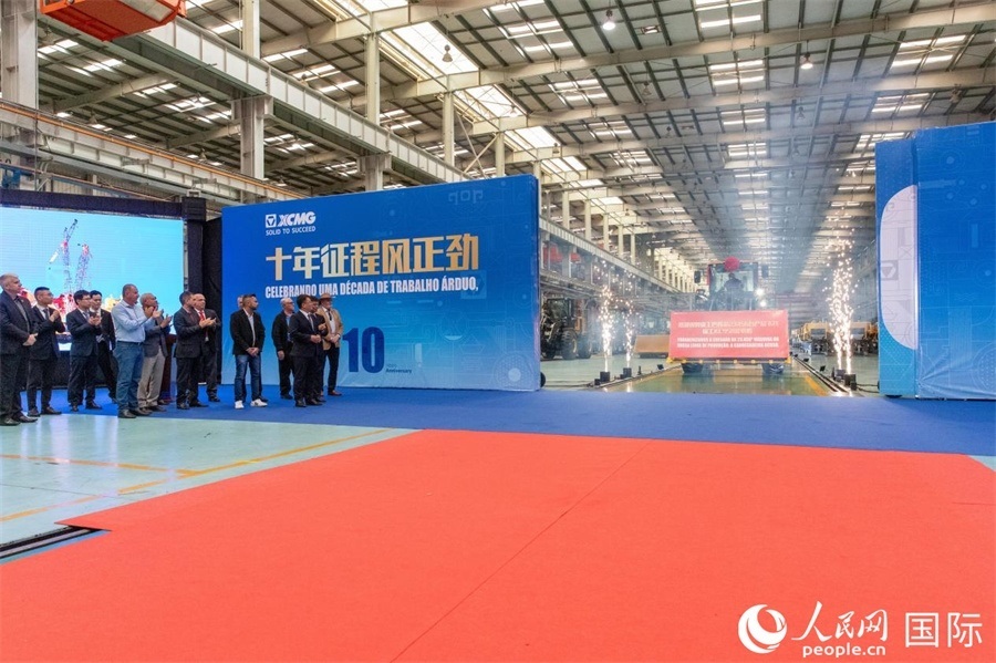 儀式上，米納斯吉拉斯州、波蘇阿雷格里市政府官員，徐工巴西制造的供應(yīng)商、經(jīng)銷商、客戶伙伴、員工代表和在巴中資機(jī)構(gòu)代表等，一起祝賀徐工巴西制造第23456臺產(chǎn)品下線并交付客戶。 人民日報社拉美中心分社 威廉·科埃略·維亞納攝