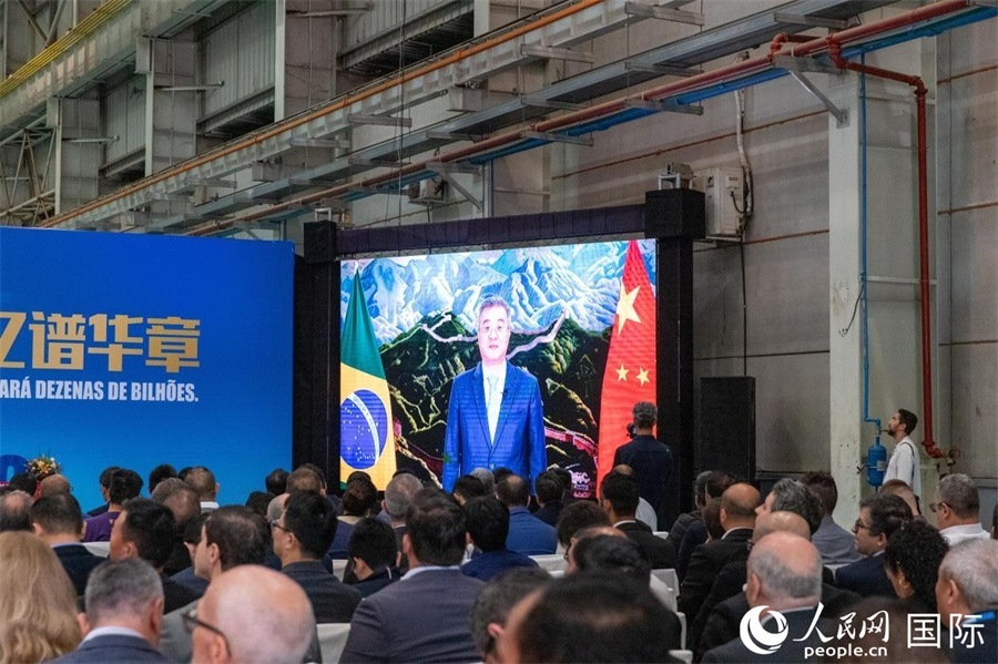 中國駐巴西大使祝青橋在視頻致辭中表示，徐工在巴西的發(fā)展，是眾多中國企業(yè)在習(xí)近平主席提出的共建“一帶一路”倡議推動下，將中國的技術(shù)和產(chǎn)業(yè)發(fā)展成果帶往世界，促進(jìn)各國發(fā)展的縮影。 人民日報社拉美中心分社 威廉·科埃略·維亞納攝