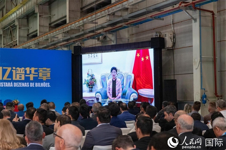 中國駐里約熱內(nèi)盧總領(lǐng)事田敏在視頻致辭中表示，中國是米納斯吉拉斯州第一大貿(mào)易伙伴和重要投資來源國。近年來，雙方在貿(mào)易投資、科技創(chuàng)新、裝備制造、人文交流等領(lǐng)域開展了富有成果的合作。 人民日報社拉美中心分社 威廉·科埃略·維亞納攝
