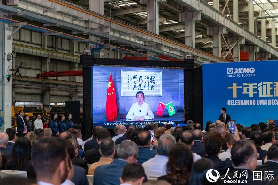 徐工集團(tuán)、徐工機(jī)械董事長楊東升在視頻致辭中表示，徐工作為中國工程機(jī)械的排頭兵，堅定不移實施國際化主戰(zhàn)略，投資運營的徐工巴西制造基地成為見證中巴友誼的標(biāo)桿示范。 人民日報社拉美中心分社 威廉·科埃略·維亞納攝