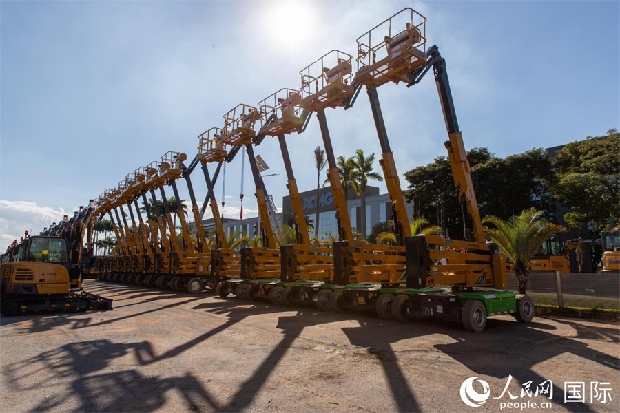 在徐工巴西制造生產(chǎn)基地，一批完成生產(chǎn)的設(shè)備正準(zhǔn)備交付客戶。 人民日報社拉美中心分社 威廉·科埃略·維亞納攝