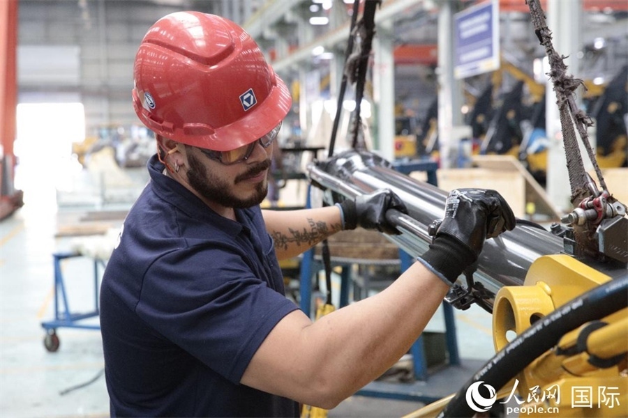 一名徐工巴西制造基地的當(dāng)?shù)貑T工正在進(jìn)行設(shè)備安裝和調(diào)試。 人民日報社拉美中心分社 威廉·科埃略·維亞納攝