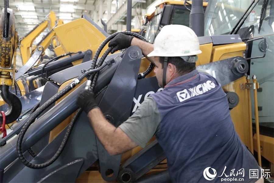 一名徐工巴西制造基地的當(dāng)?shù)貑T工正在進(jìn)行設(shè)備安裝和調(diào)試。 人民日報社拉美中心分社 威廉·科埃略·維亞納攝