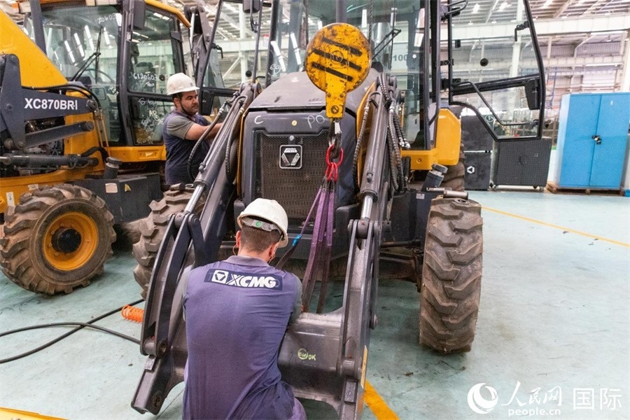 兩名徐工巴西制造基地的當(dāng)?shù)貑T工正在進(jìn)行設(shè)備安裝和調(diào)試。 人民日報社拉美中心分社 威廉·科埃略·維亞納攝