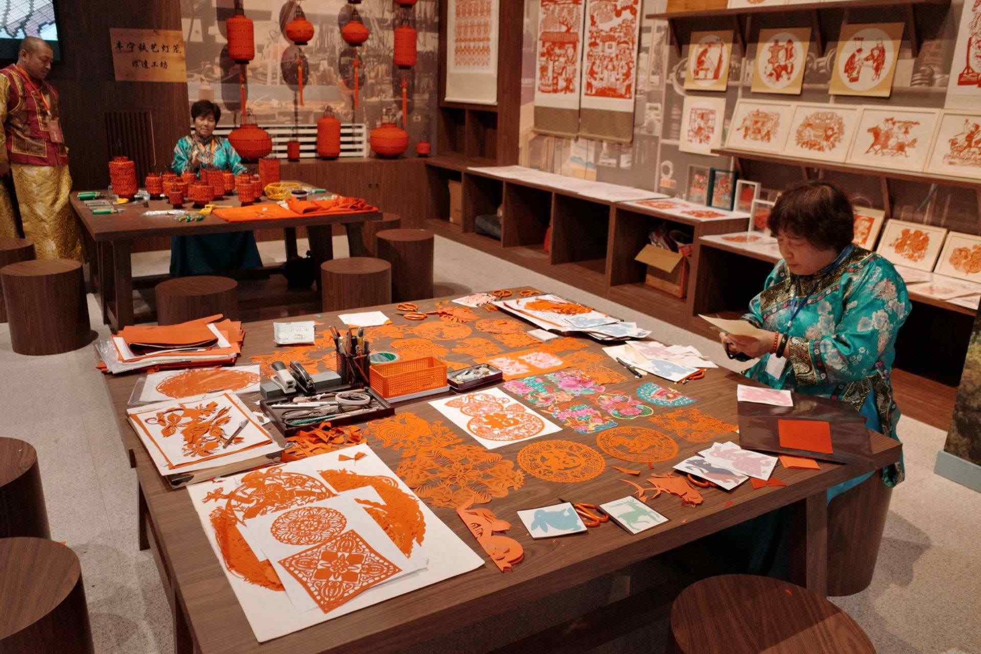 “氣象萬千——中國非遺保護(hù)實(shí)踐主題展”上，非遺傳承人現(xiàn)場展示。人民網(wǎng)記者 劉微攝