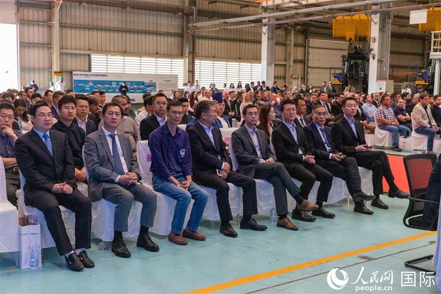 巴西米納斯吉拉斯州、波蘇阿雷格里市政府官員，徐工巴西制造的供應(yīng)商、經(jīng)銷商、客戶伙伴和員工代表，以及在巴中資機(jī)構(gòu)代表等200多人，出席了徐工巴西制造投產(chǎn)運營10周年暨第23456臺產(chǎn)品下線儀式。 人民網(wǎng) 威廉·科埃略·維亞納攝