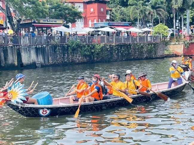 多元種族共同奮輯前進，體驗在馬六甲河劃龍舟，引來大批游客駐足圍觀。組委會供圖
