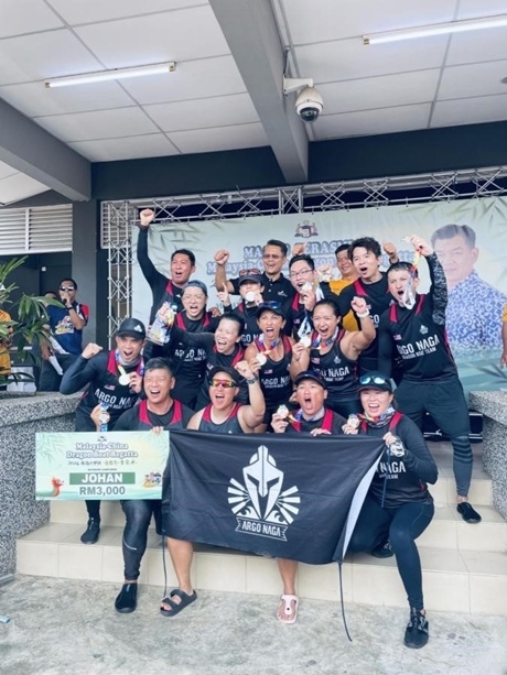 全體隊員歡慶取得混合組冠軍。組委會供圖