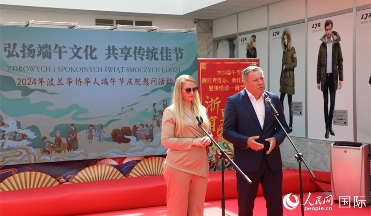 皮耶霍欽斯基（右）在活動上致辭。人民網(wǎng)記者 李增偉攝