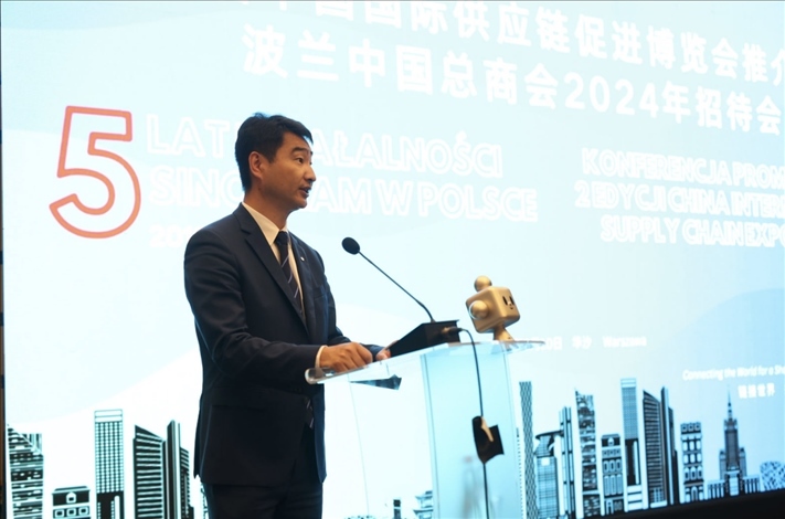 波蘭中國總商會會長胡新元致辭。