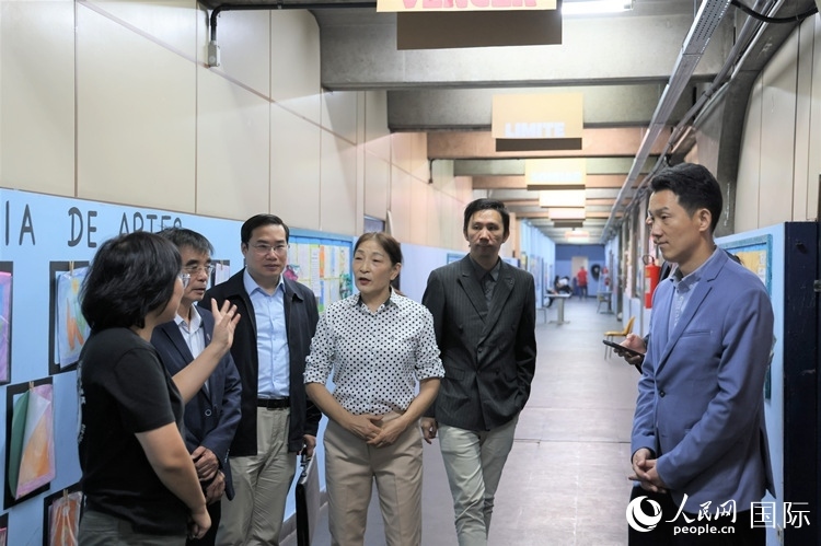 中國駐里約總領(lǐng)館商務(wù)參贊敬艷輝（右一）等嘉賓在里約孔院中方院長孫艷萍（左一）帶領(lǐng)下，參觀薩繆爾·韋納公立學(xué)校的中文教室，了解該校中文教學(xué)軟硬件設(shè)施。人民網(wǎng)記者 時元皓攝