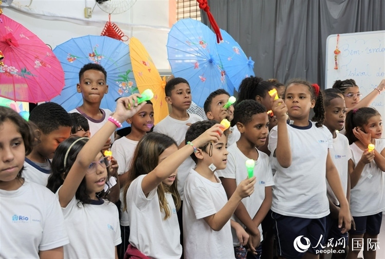 端午節(jié)活動在里約薩繆爾·韋納公立學(xué)校舉辦，該校師生合唱中文歌曲。 人民網(wǎng)記者 時元皓攝