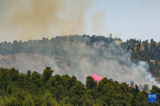 6月12日，以色列北部加利利地區(qū)遭受火箭彈襲擊后冒出滾滾濃煙。新華社發(fā)（阿亞爾·馬戈林攝/基尼圖片社）