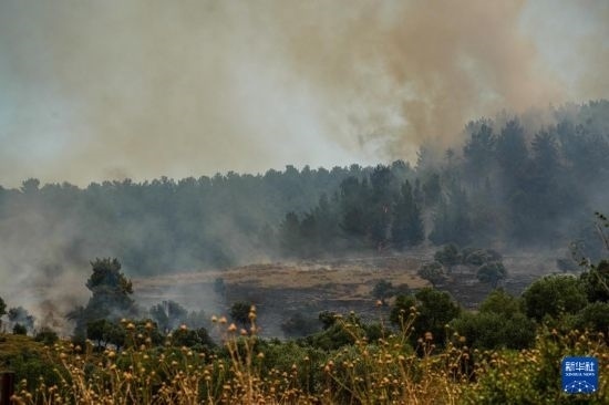  6月12日，以色列北部加利利地區(qū)遭受火箭彈襲擊后冒出滾滾濃煙。新華社發(fā)（阿亞爾·馬戈林攝/基尼圖片社）