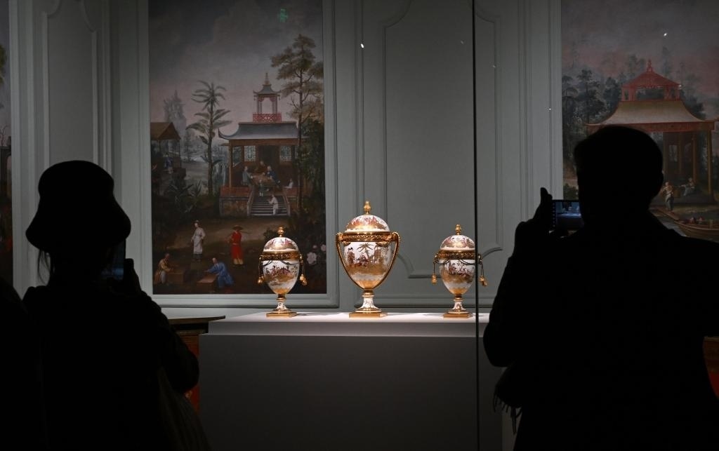 4月1日，觀眾在北京故宮參觀“紫禁城與凡爾賽宮——17、18世紀(jì)的中法交往”展覽。新華社記者金良快攝