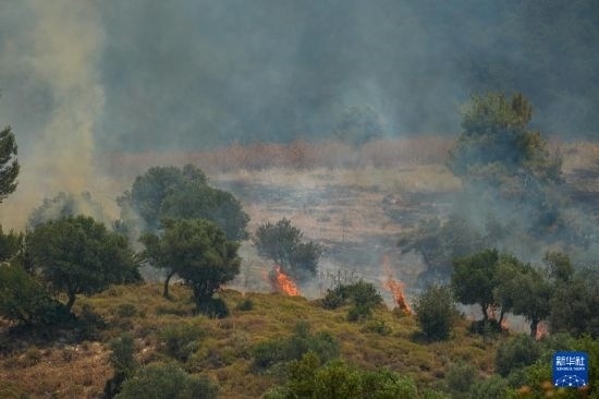 6月12日，以色列北部加利利地區(qū)遭受火箭彈襲擊后冒出滾滾濃煙。新華社發(fā)（阿亞爾·馬戈林攝/基尼圖片社）