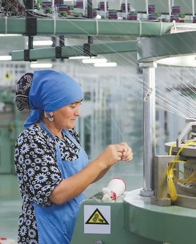 在針織毛坯車間，當(dāng)?shù)毓と苏诮泳€。胡澤曦?cái)z