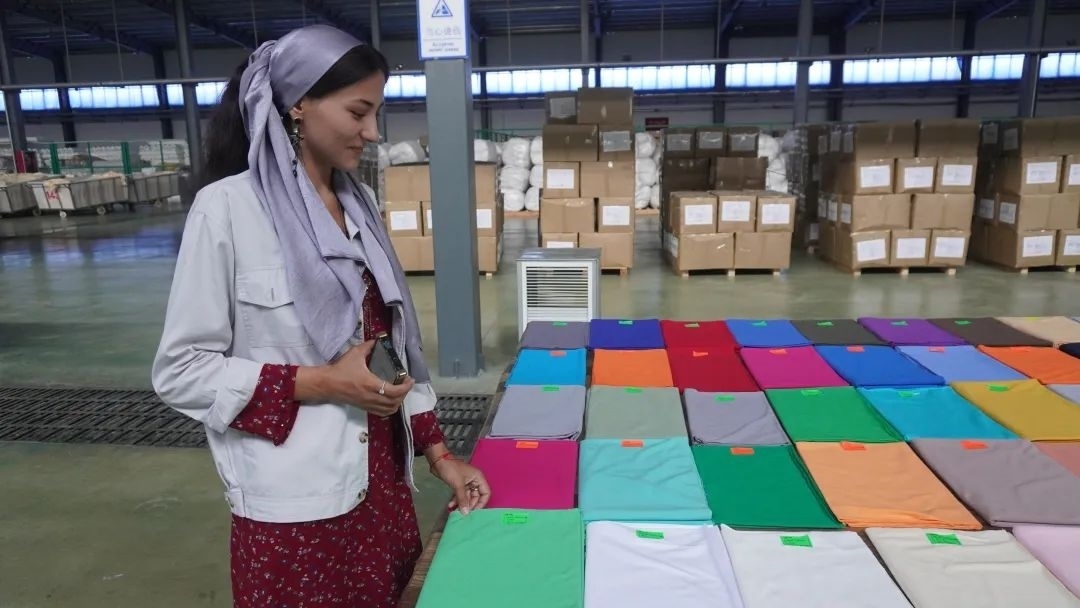 當(dāng)?shù)毓と苏跈z驗(yàn)成品。曲頌攝