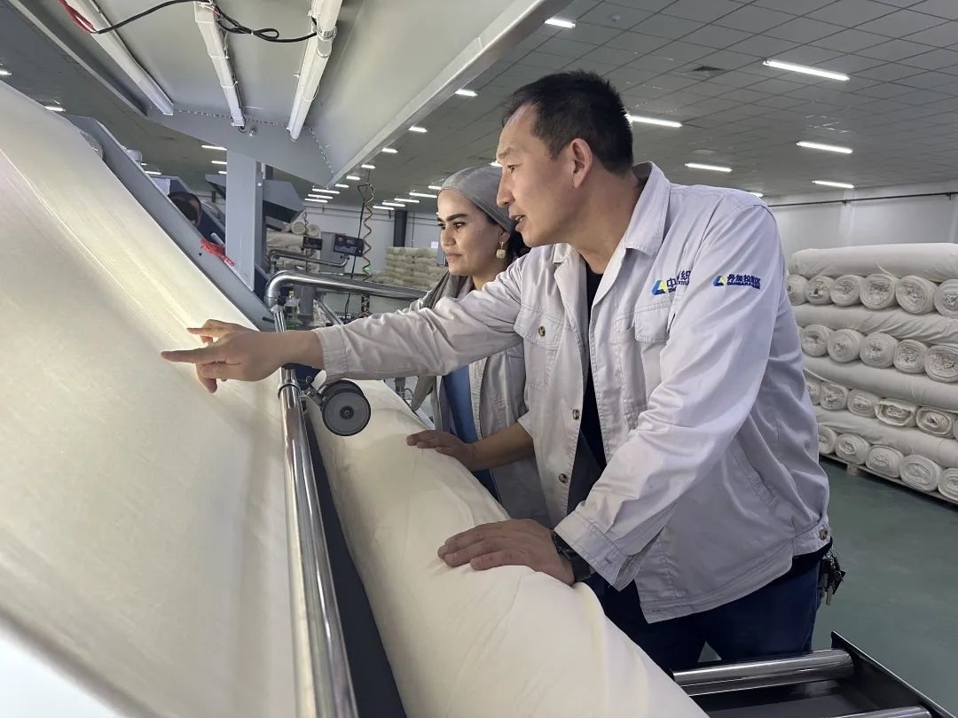 中方技術(shù)人員正在指導(dǎo)當(dāng)?shù)毓と?。屈佩攝