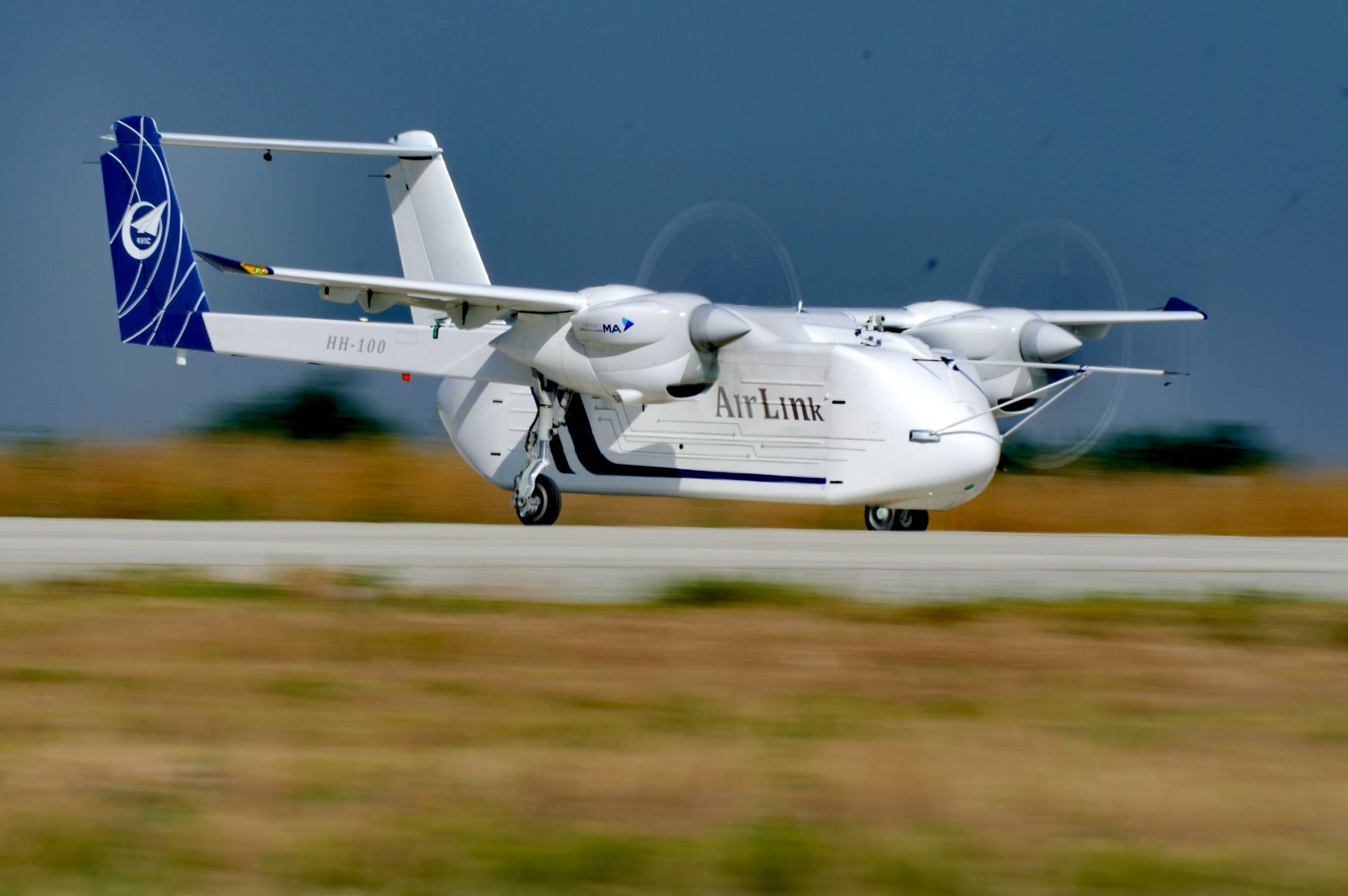 △2024年6月12日，HH-100航空商用無人運(yùn)輸系統(tǒng)驗(yàn)證機(jī)在西安藍(lán)田通用機(jī)場(chǎng)首飛成功。