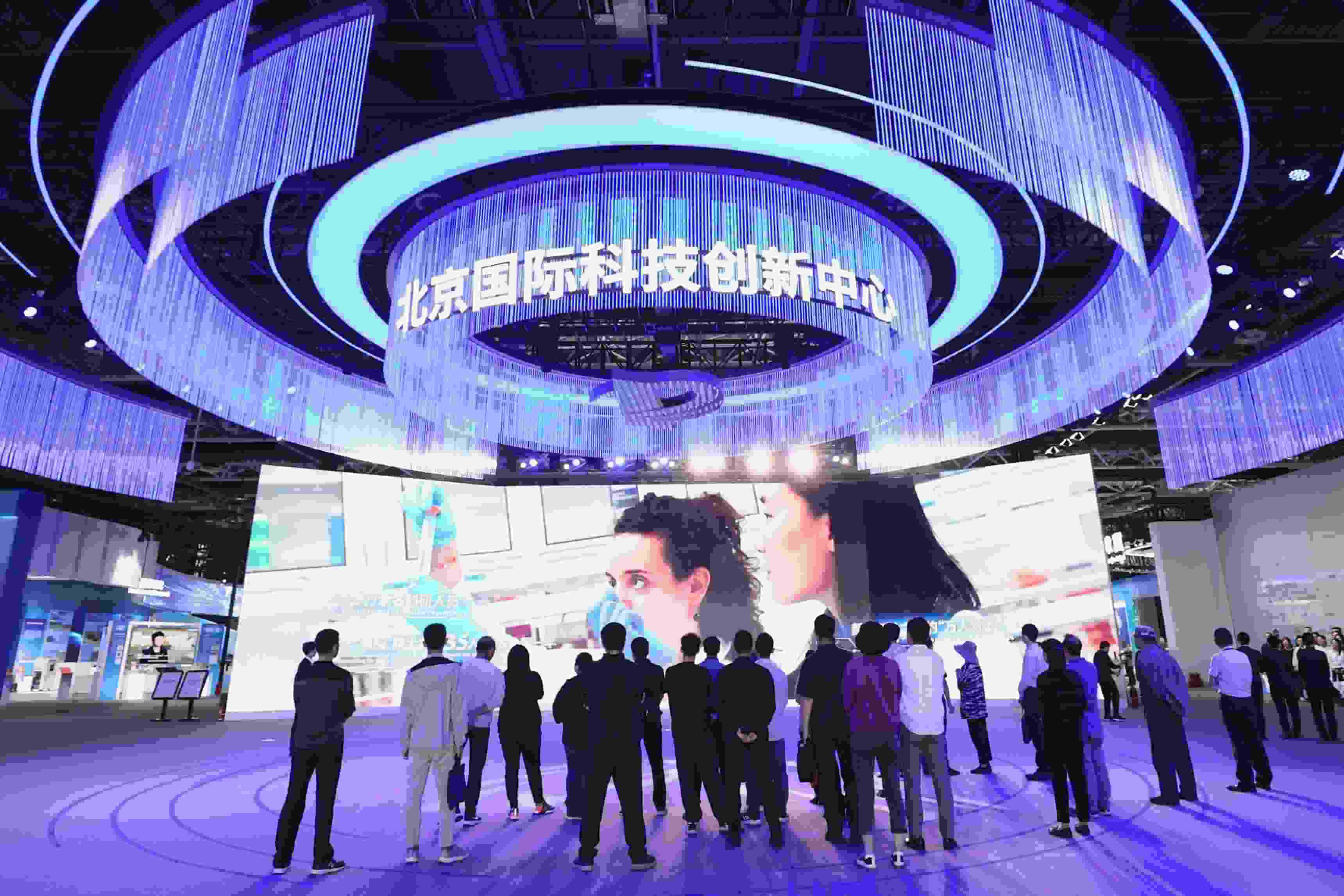 △2024年5月11日，觀眾在中關(guān)村展示中心觀看科技創(chuàng)新宣傳片。