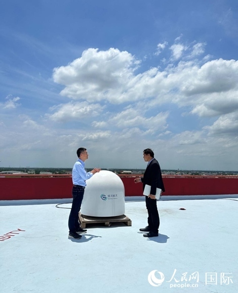 中泰兩國(guó)技術(shù)人員交流低軌寬帶衛(wèi)星互聯(lián)網(wǎng)運(yùn)行情況。人民網(wǎng)記者 簡(jiǎn)承淵攝