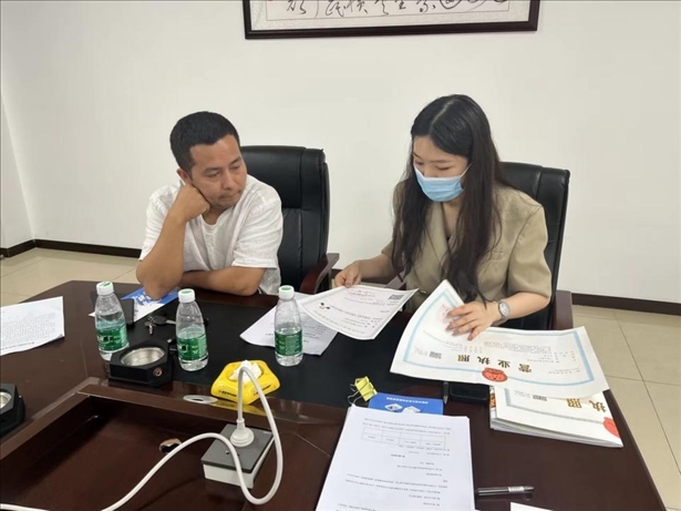 成都市溫江區(qū)市場監(jiān)管局在區(qū)農副產品流通交易中心為商戶上門辦理“個轉企”登記。成都市市場監(jiān)管局供圖