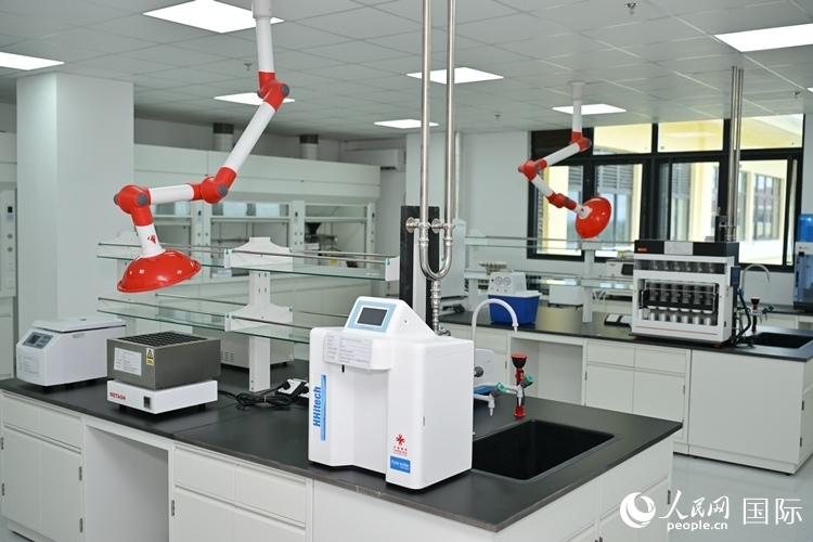 援緬甸國(guó)家疾控中心實(shí)驗(yàn)室內(nèi)。人民網(wǎng)記者 謝佳君攝