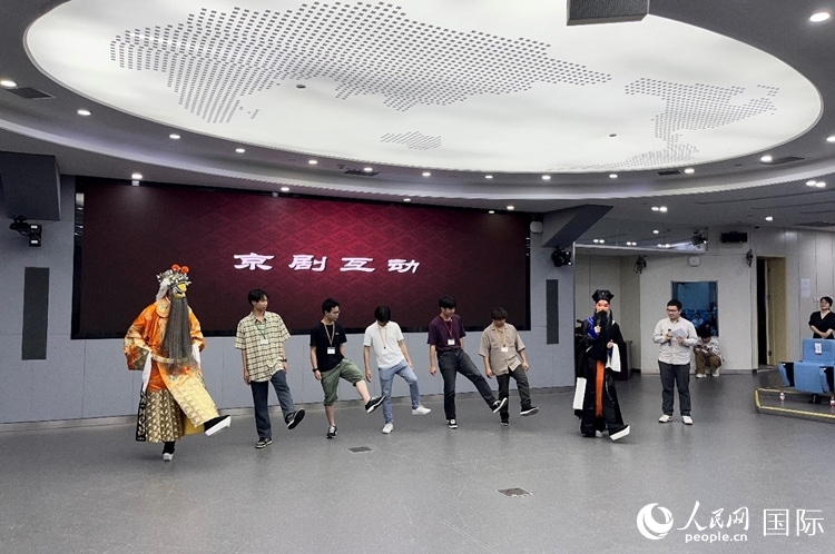 日本大學(xué)生代表團(tuán)學(xué)習(xí)京劇臺步。人民網(wǎng)記者 陳思攝