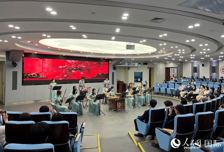 北京第二外國語學(xué)院學(xué)生帶來民樂表演。人民網(wǎng)記者 陳思攝