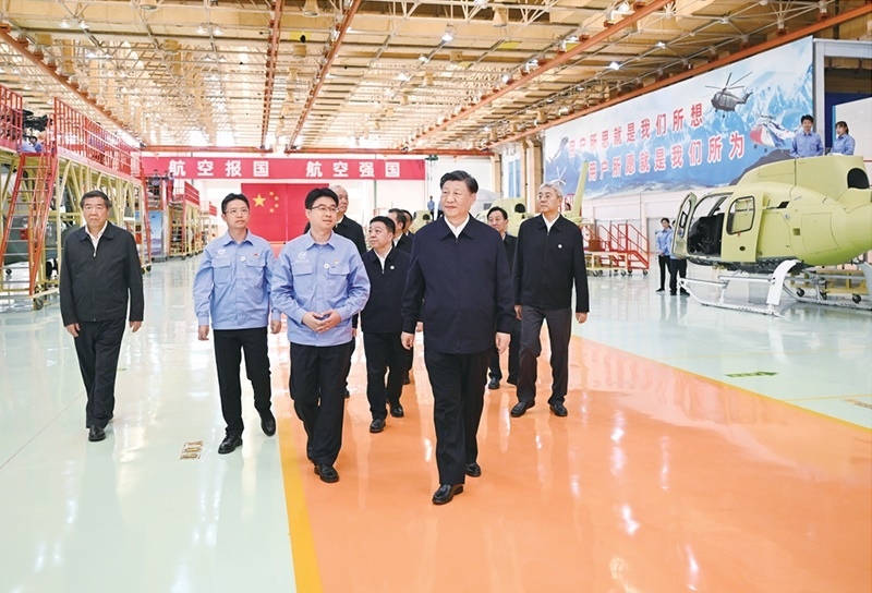 2023年10月10日至13日，中共中央總書記、國家主席、中央軍委主席習(xí)近平在江西考察。這是11日上午，習(xí)近平在景德鎮(zhèn)市昌河飛機工業(yè)（集團）有限公司考察。 新華社記者 燕雁/攝