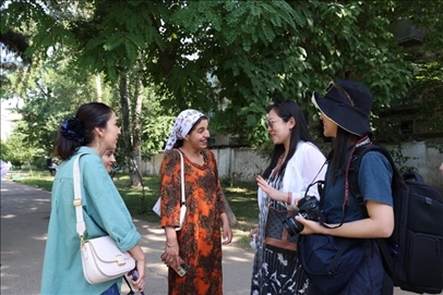 人民日?qǐng)?bào)記者和塔方記者在進(jìn)行交流。顏歡攝